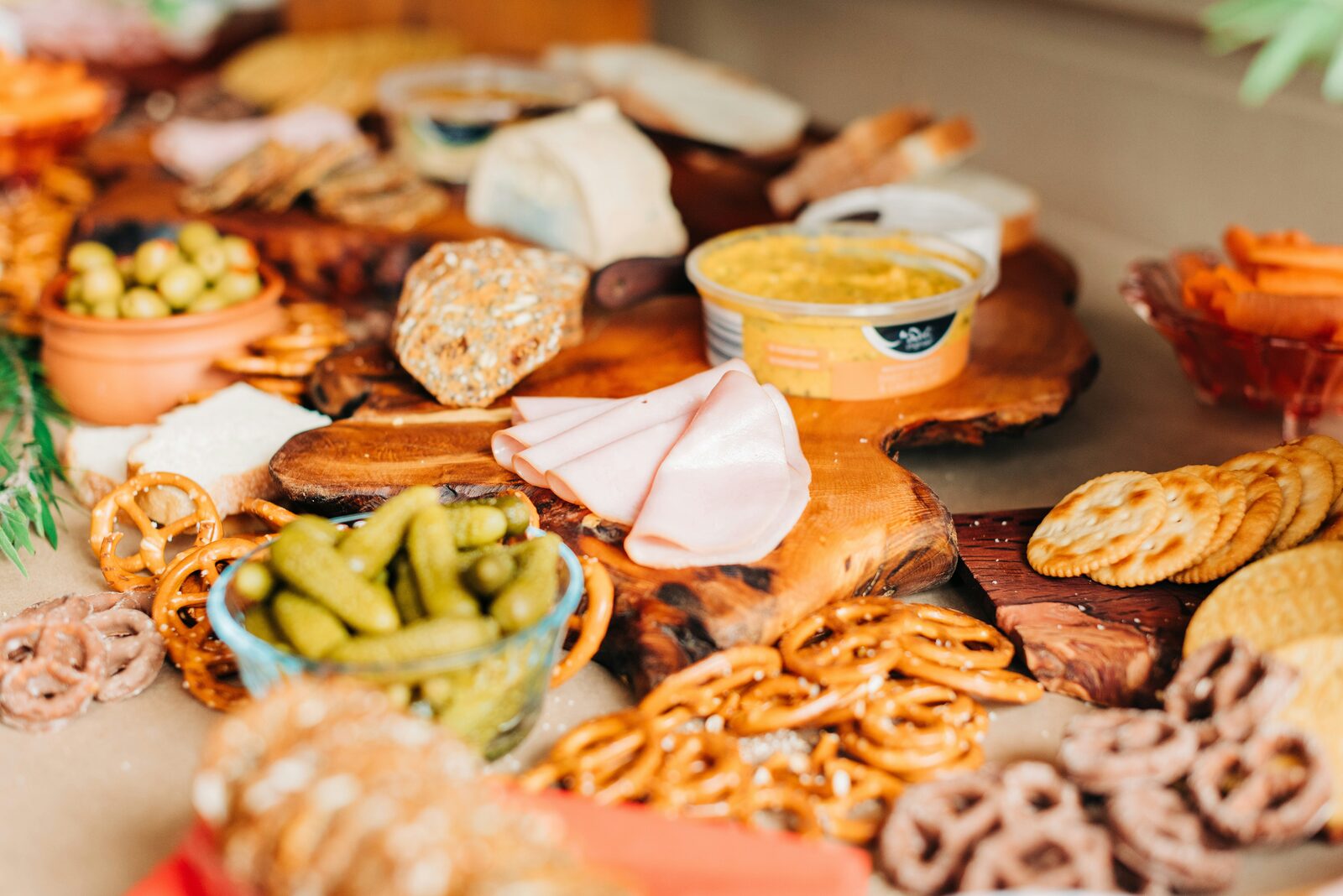 Tábua do croupier com queijos, fiambre e pretzels