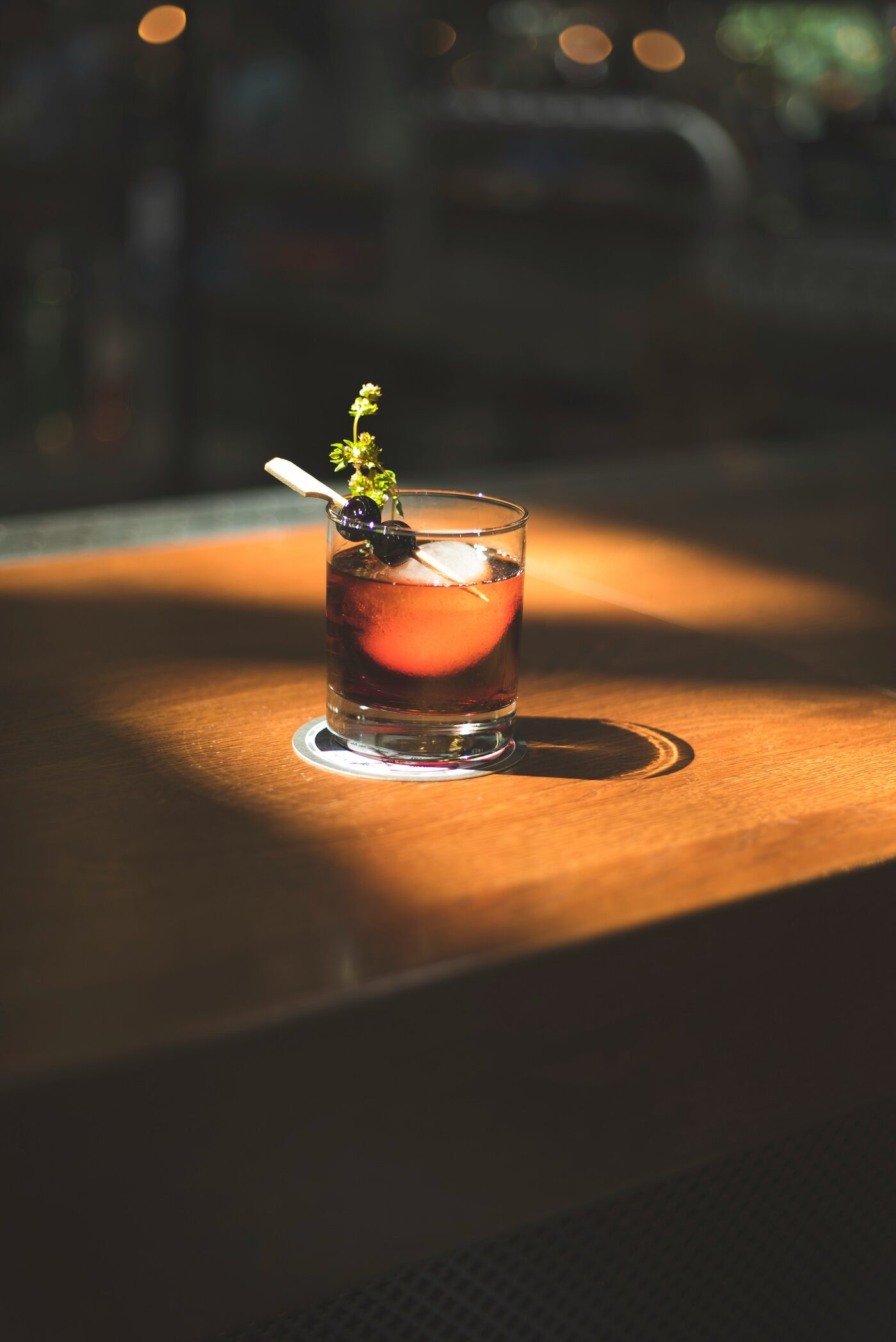 Cocktail de assinatura Full House com fruta e especiarias