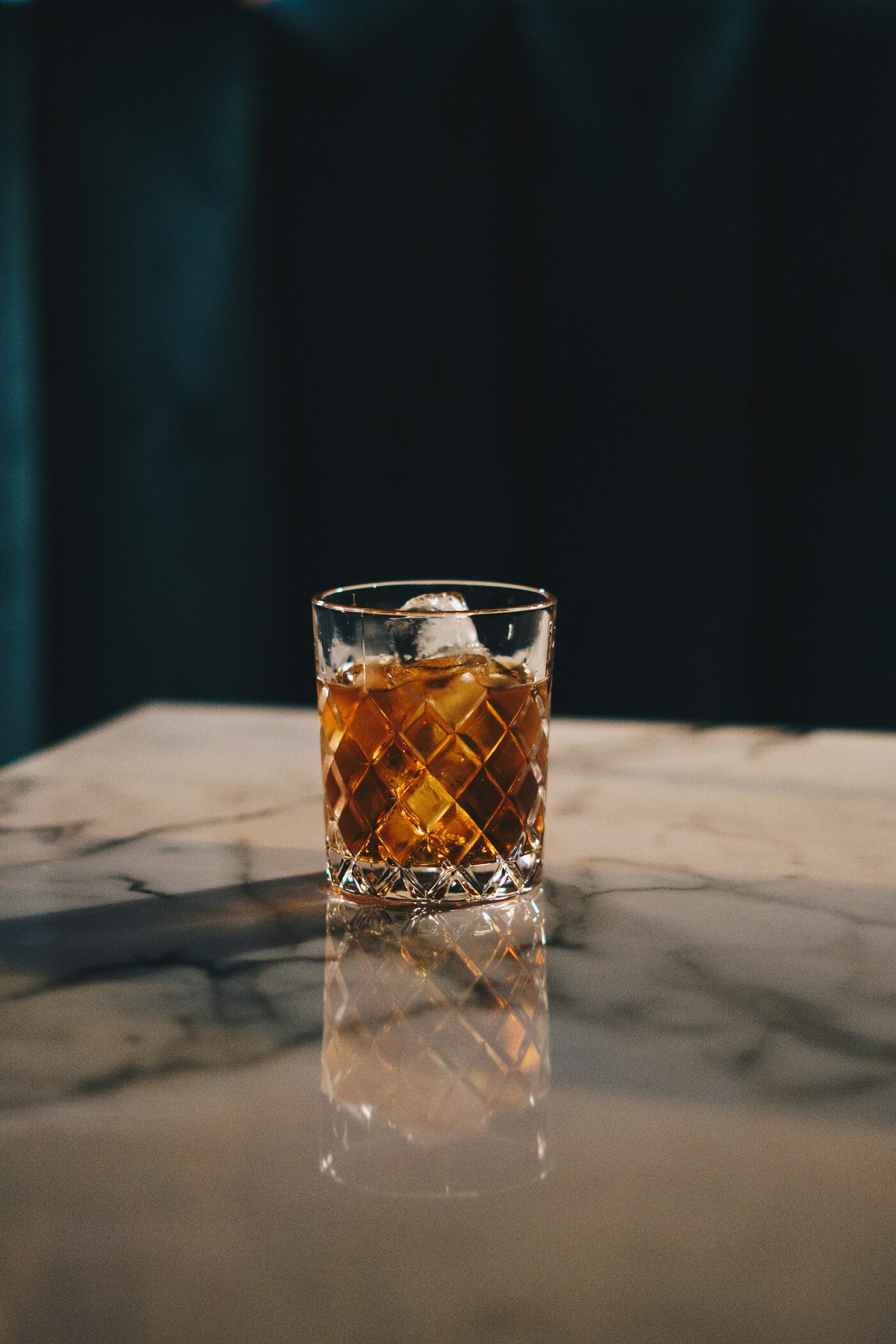 River Old Fashioned, cocktail de whisky sobre balcão de mármore