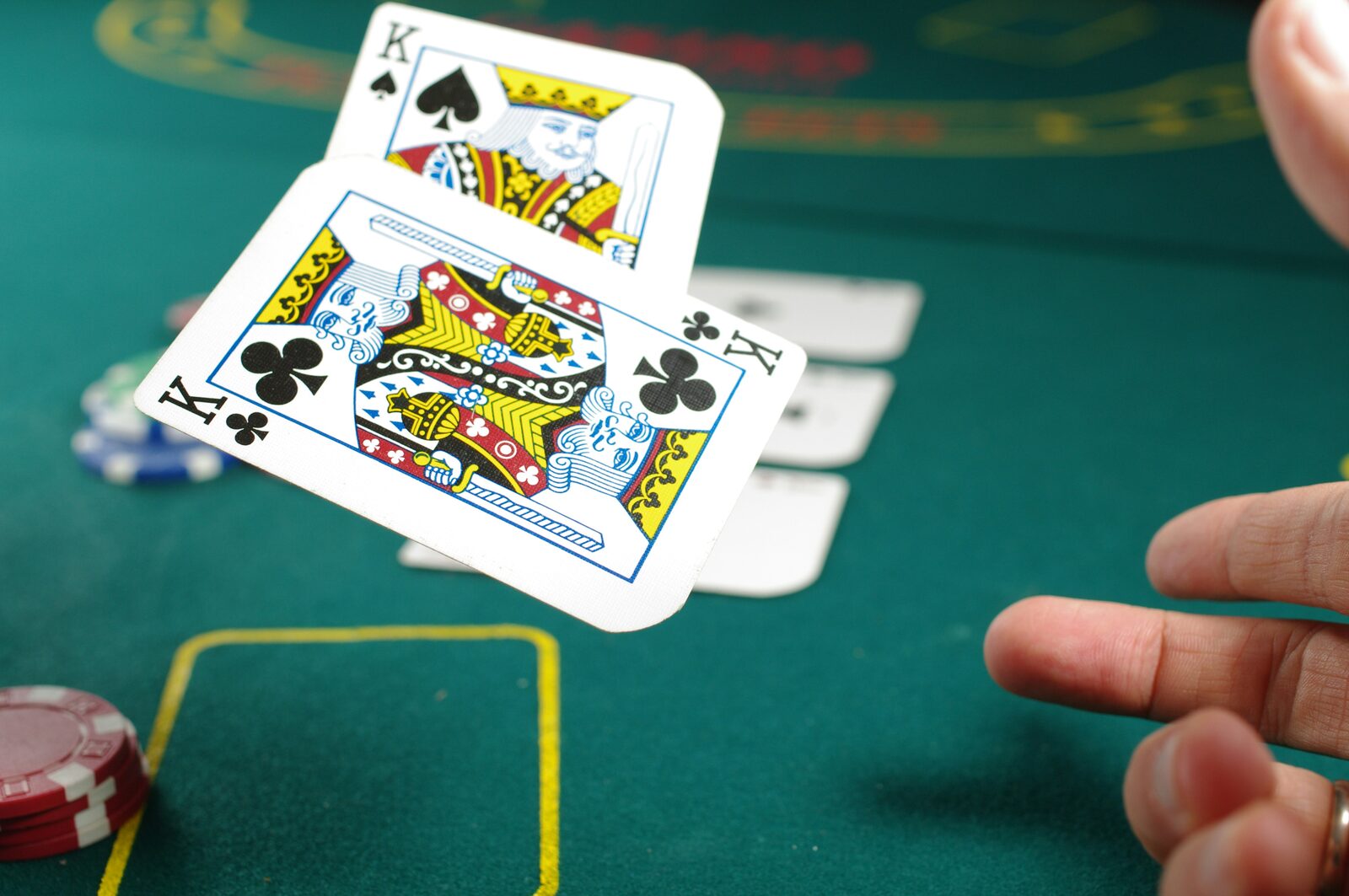 Cash game kéz közelről a zöld posztón