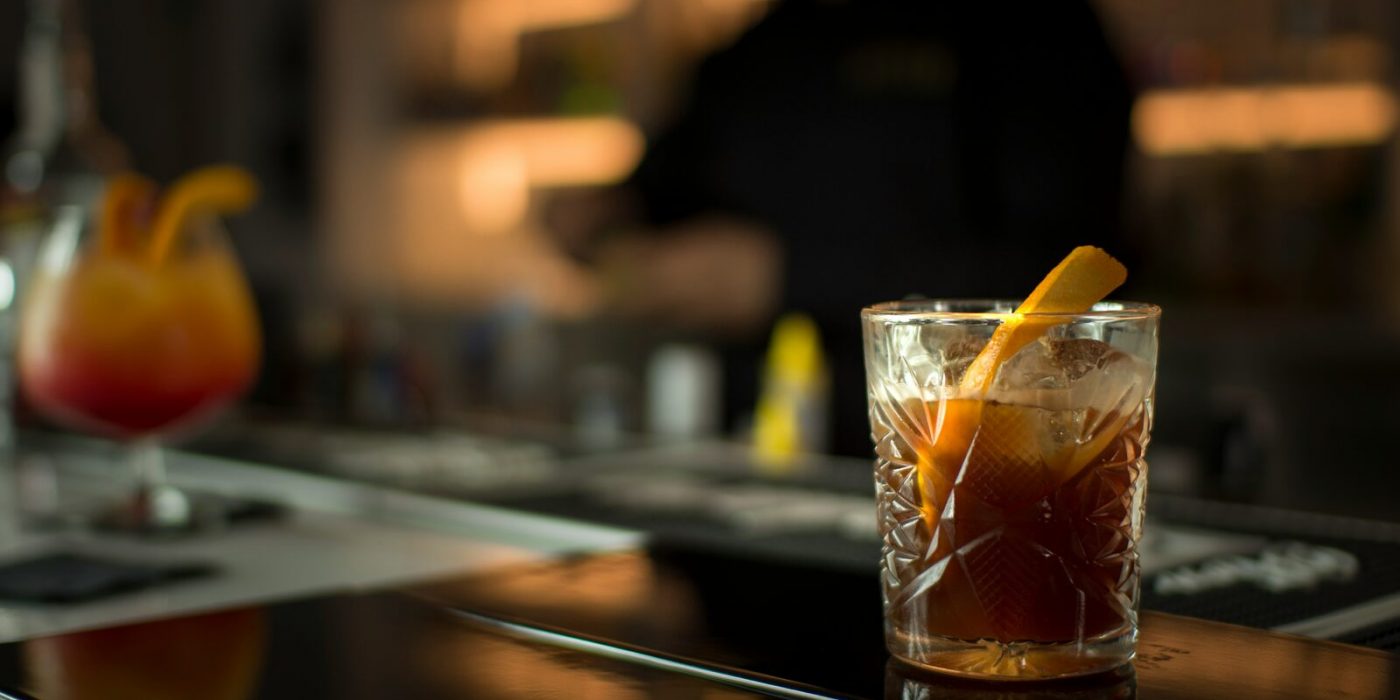 Balcão de bar acolhedor, onde a entrevista foi feita