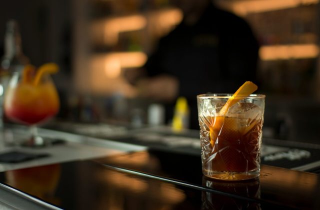 Balcão de bar acolhedor, onde a entrevista foi feita
