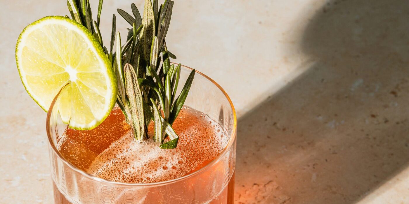 Cocktail refrescante à luz do dia, um começo simpático no clube