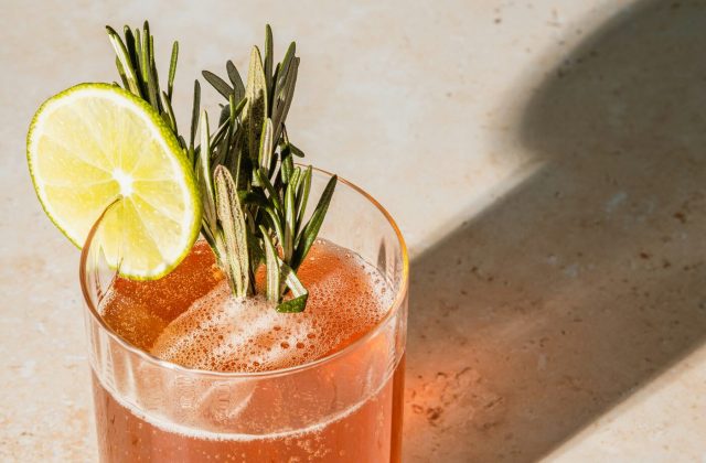 Cocktail refrescante à luz do dia, um começo simpático no clube