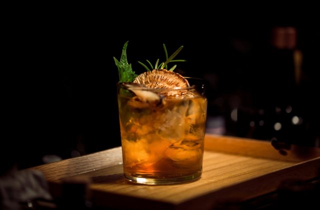 Novo cocktail decorado com ervas e citrinos fumados