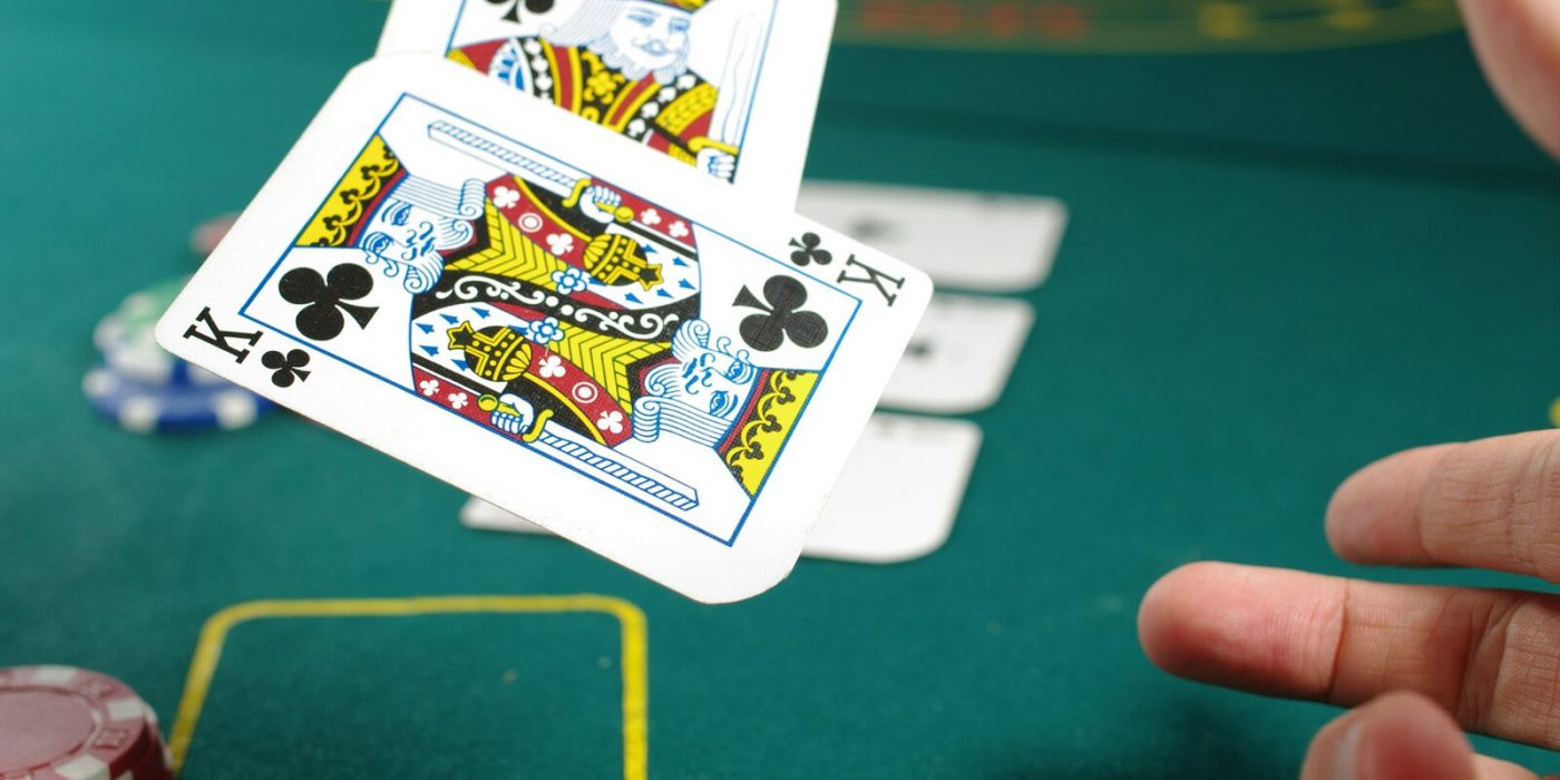 Mão junto às fichas no torneio de sexta-feira