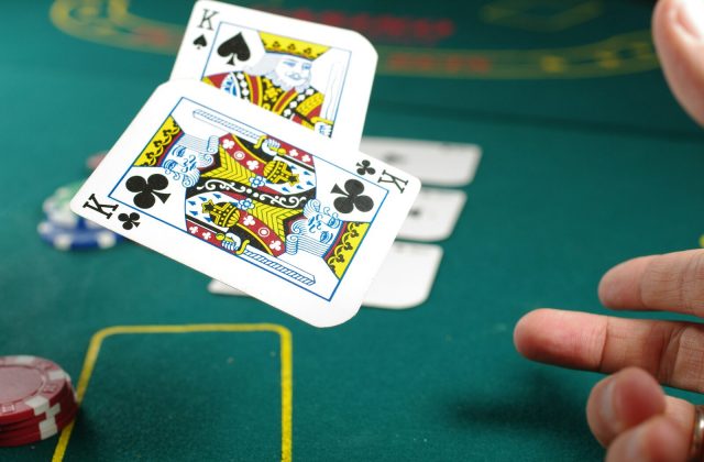 Mão junto às fichas no torneio de sexta-feira